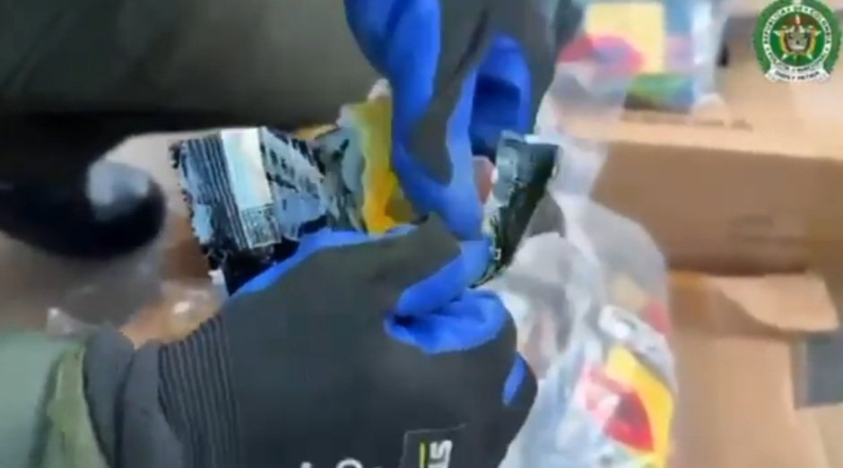 narcodiario's tweet image. Alijo de #cocaína mezclado con #curry y #curcuma en dirección a #polonia🇵🇱 . Más de 1.000 kilos en un contenedor en #santamarta #colombia . VÍDEO 📹 📼 e info, en
narcodiario.com/2025/05/cargam…