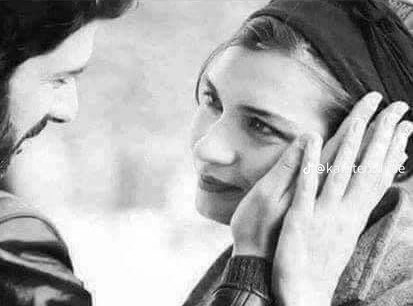 Sen hep böyle bak bana 
Senden başka hiç kimsem yok,
Der gibi değil.
Senden başka,
KİMSEM olamaz der gibi.
#GeceyeNotum