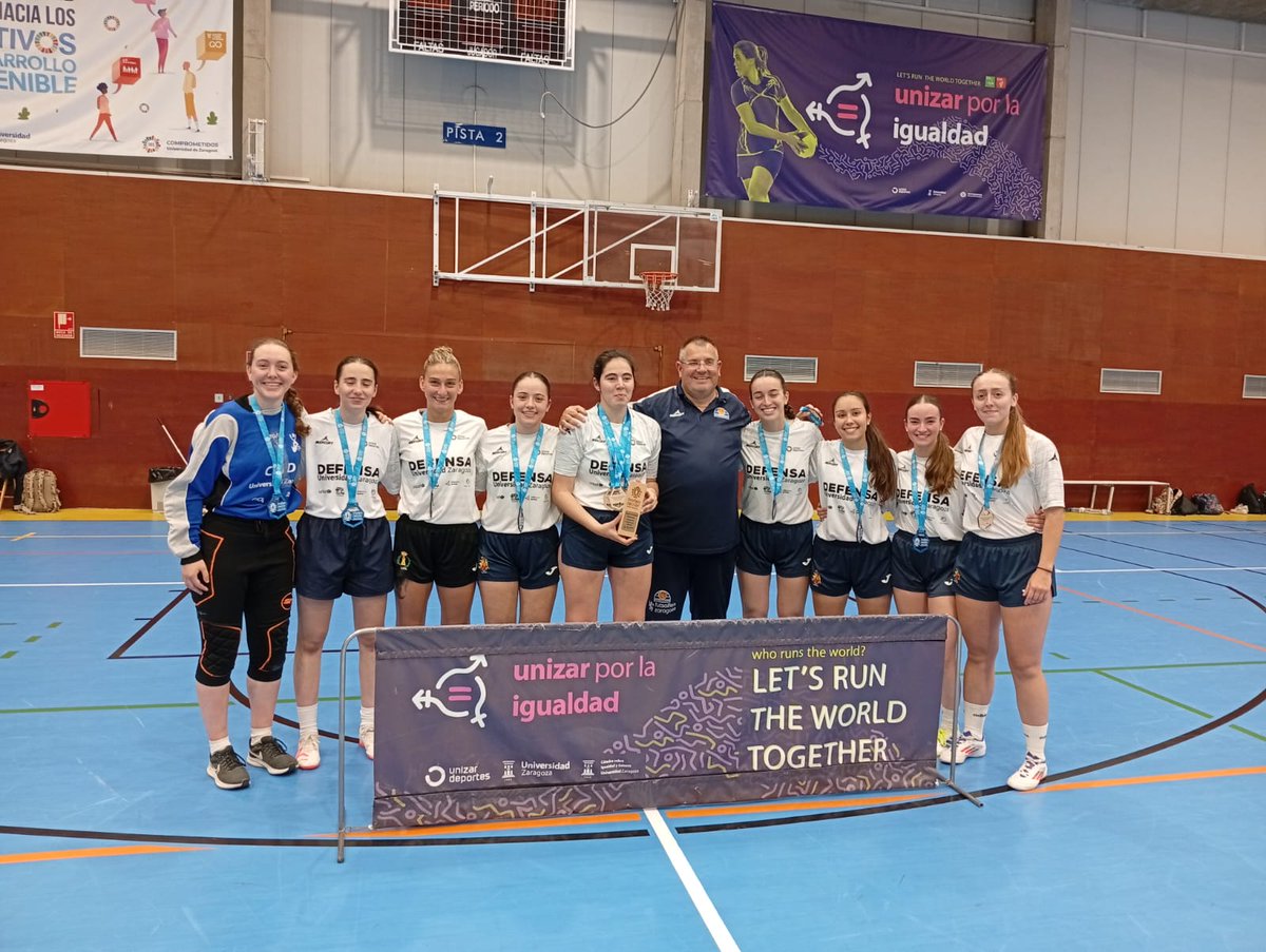 CUDZaragoza's tweet image. Hoy decimos adiós al #TrofeoRector2025 @unizar. En las últimas jornadas @CUDZaragoza ha logrado dos platas (ciclo indoor y balonmano femenino) y dos oros más (balonmano masculino y fútbol sala femenino). ¡Felicidades a nuestros alumnos y a por todas en los exámenes finales!