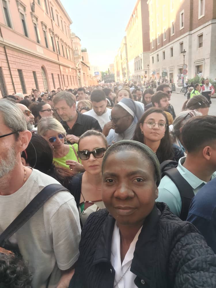 pbnfamille's tweet photo. 8 May 2025: The Generalate community members joined thousands of the faithful who gathered in St. Peter's Square, Vatican City, Rome, to welcome the newly elected Pope Leo XIV... https://t.co/AagGTvF6Qe