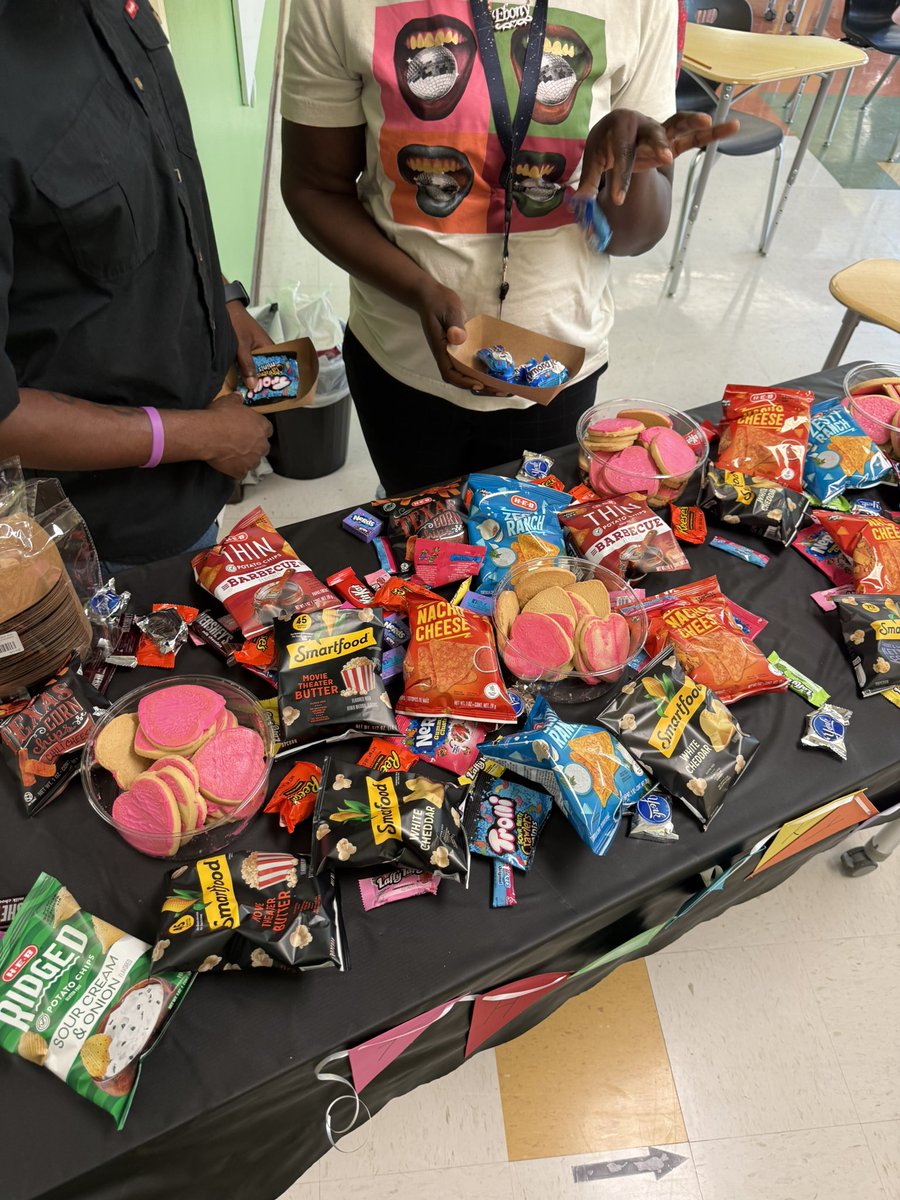 Walnut Bend ES (@walnutbendes) on Twitter photo The snack cart was making its rounds to fuel up our Teachers for #TeacherAppreciationWeek ! <a href="/JosephWelch87/">Dr. Joseph Welch</a> <a href="/dmcastro10/">Dr. Delinda Castro</a> <a href="/EVA_KBailey/">Kasey Bailey</a> The snack cart was making its rounds to fuel up our Teachers for #TeacherAppreciationWeek ! <a href="/JosephWelch87/">Dr. Joseph Welch</a> <a href="/dmcastro10/">Dr. Delinda Castro</a> <a href="/EVA_KBailey/">Kasey Bailey</a>