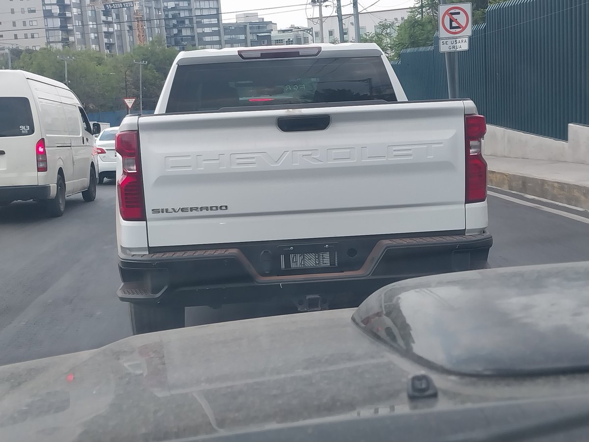 Carlin8906's tweet photo. @SSC_CDMX @UCS_GCDMX @PabloVazC como me borraron mi otro post ahí va de nuevo:
Este par de camionetas salieron de las instalaciones de la @FGRMexico en el km 14 de la carretera mex-tol. Evidentemente con placas tapadas y alteradas, adicional a q usaban códigos rojos y azules 1/2 https://t.co/uY5P3JIyOT