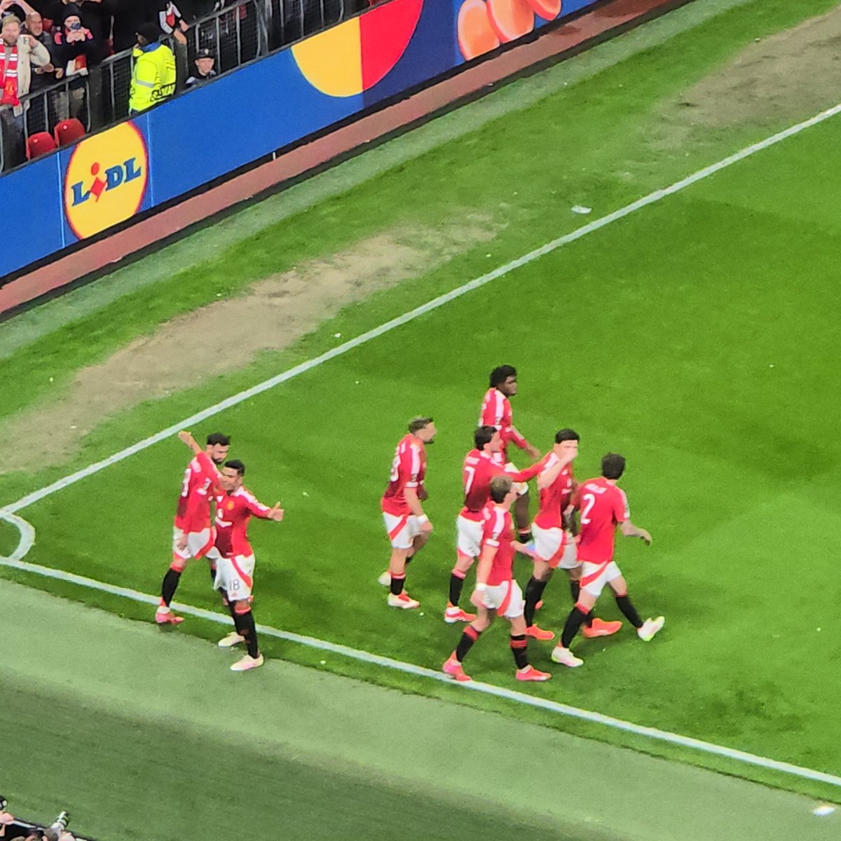 bennymufc's tweet photo. Manchester United 4-1 (7-1 0n agg) Athletic Club Bilbao at FT: Mount (2), Casemiro & Hรธjlund with United's goals #MUFC #MUNACB #UEL #OldTrafford #ManchesterUnited #ManUtd #Football #StretfordEnd #UEFAEuropaLeague #UnitedVsAthleticClub #AmorimsRedAndWhiteArmy #ManUnited #United ๐พ๐ช https://t.co/vFQC6ddk63