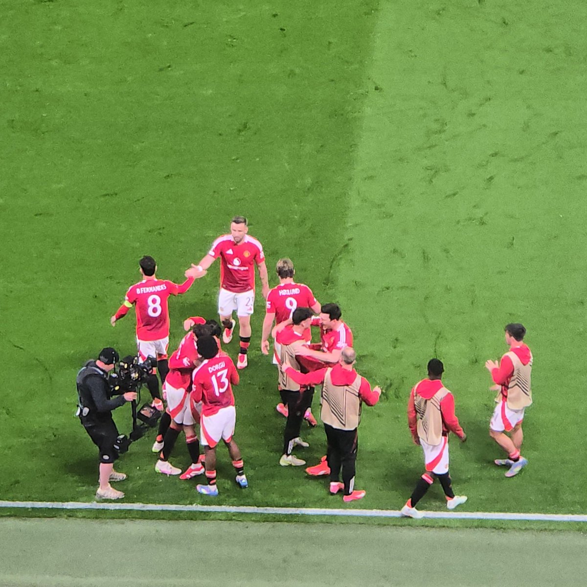 bennymufc's tweet photo. Manchester United 4-1 (7-1 0n agg) Athletic Club Bilbao at FT: Mount (2), Casemiro & Hรธjlund with United's goals #MUFC #MUNACB #UEL #OldTrafford #ManchesterUnited #ManUtd #Football #StretfordEnd #UEFAEuropaLeague #UnitedVsAthleticClub #AmorimsRedAndWhiteArmy #ManUnited #United ๐พ๐ช https://t.co/vFQC6ddk63