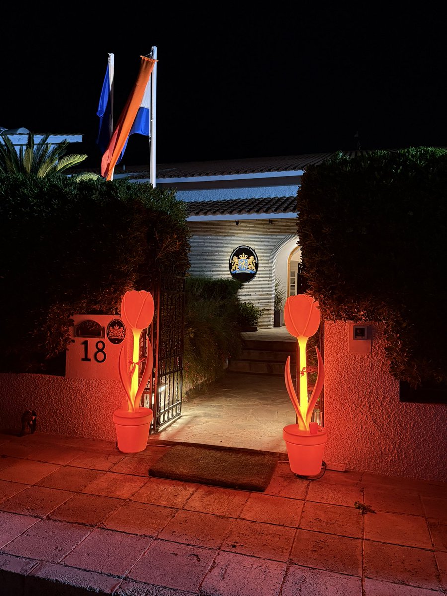 Happy #Kingsday2025🇳🇱🌷to <a href="/koninklijkhuis/">Koninklijk Huis</a> &amp; to all my Dutch friends &amp; fmr colleagues <a href="/DutchMFA/">Dutch Ministry of Foreign Affairs 🇳🇱</a>. 

Have evocative &amp; very fond memories from my tenure as Amb 2000-03. #Netherlands = groot land. 🚴 

Bedankt  Amb <a href="/NLAmbPlomp/">Wouter Plomp</a> &amp; team <a href="/NLinCyprus/">Dutch Embassy Cyprus</a> for a fantastic reception last night.