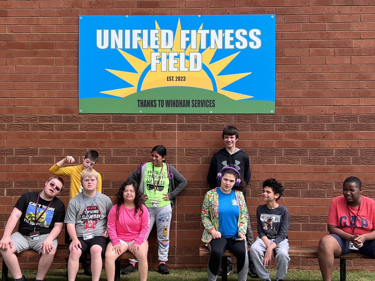 LHSL1FE's tweet photo. WKHS CC2 students and staff having fun while the seniors are at graduation practice @wkhscc2 https://t.co/mHTEg2Xics