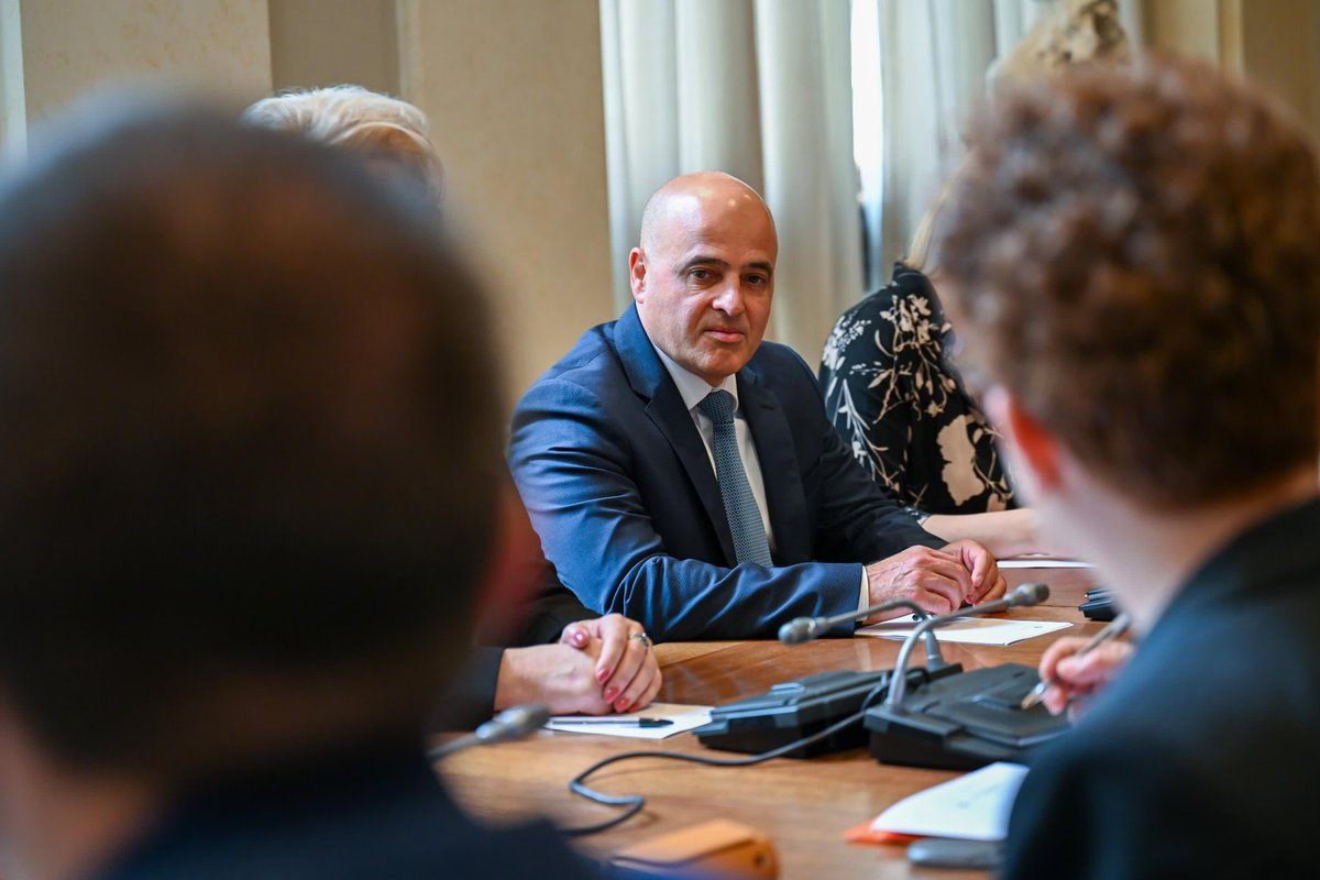 Денес бев дел од парламентарната делегација предводена од претседателот на Собранието во посета на Италијанската Република.
Остваривме средба со г. Лоренцо Фонтана, претседател на Долниот Дом на Италијанската Република, како и со Комисиите за надворешна и европска политика.