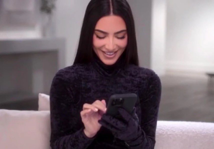 YSLONIKA's tweet image. trigger a fanbase with one picture.