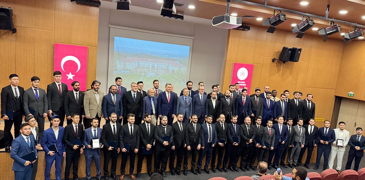 Valimiz İlhami AKTAŞ, Diyanet İşleri Başkanlık Müşaviri  Dr. Ulvi ATA,  protokol üyeleri ve davetliler, VII. Dönem Dini Yüksek İhtisas Eğitimi Mezuniyet Töreni'ne katıldı.

Valimiz ve protokol üyeleri, mezun olan hocalarımıza başarı dileklerini ileterek plaketlerini takdim etti.