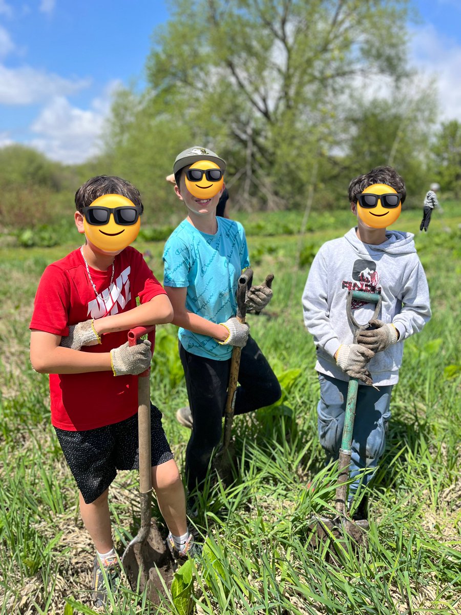 msclark_56's tweet image. Partnered with @UTRCAmarketing and took part in tree planting along the medway creek. Our class chose #climatechange as our topic and nature-based action as our green leaders project. Can’t wait to share it in June! #grade7 #treeplanting #outdoored #tvdsb @TVDSB #greenleaders