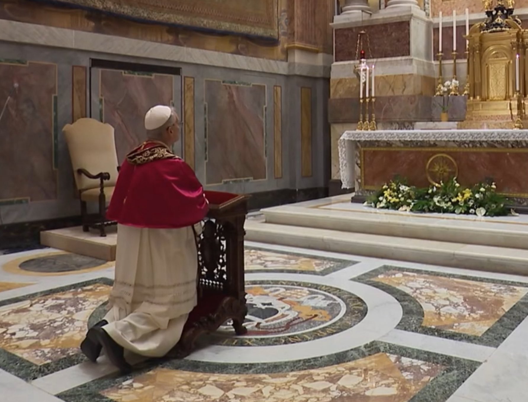 Eduardo Simón Cedeño Á on X: "Pope Leo XIV, wears the black shoes. Papa León XIV, lleva zapatos negros https://t.co/7rjXflvAvN" / X