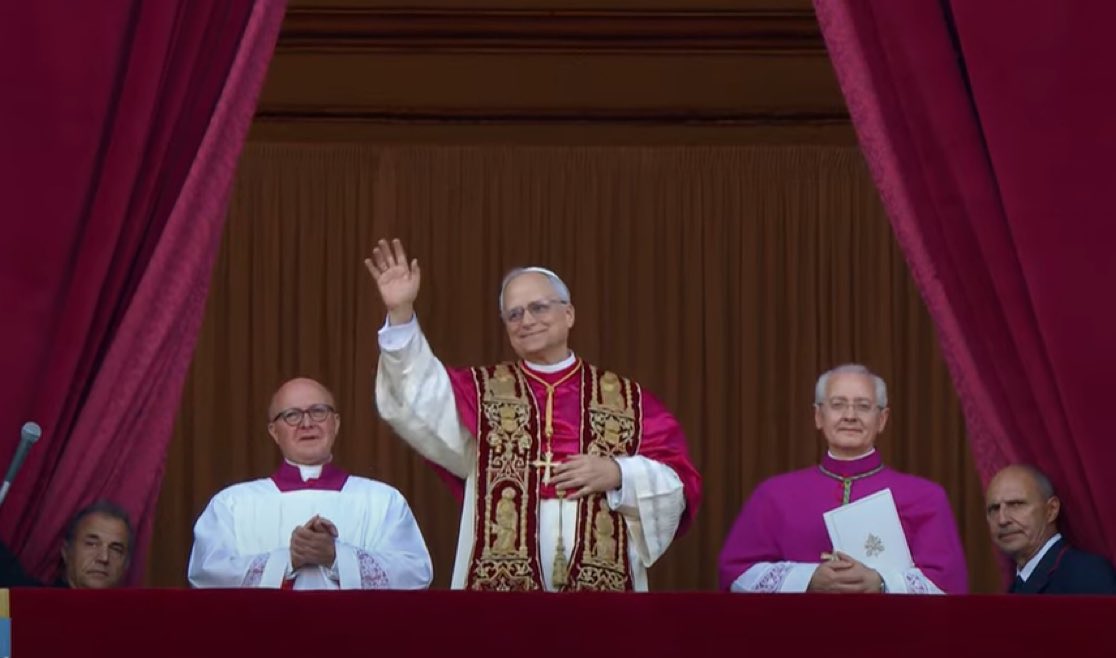 Papa León XIV.

Americano y peruano, matemático y doctor en derecho canónico. Misionero y obispo. Puente entre las iglesias del norte y el sur. Organizador y pastor. 

“Dios los ama a todos. El mal no prevalecerá”.