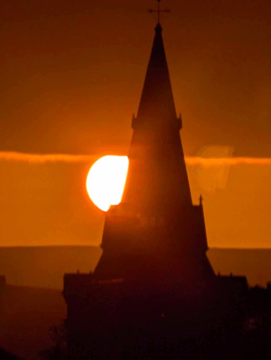 OrkneyUncovered's tweet image. My global brand ambassador James took this stunning shot of the sun setting behind the bell tower of St Magnus Cathedral spire tonight.

#stmagnuscathedral #sunset #Orkney