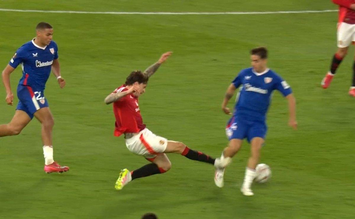 Esto no es nada (no como la roja directa + penalti en la ida de Vivian). Y así toda la semifinal.