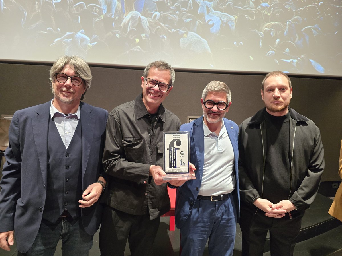 fai_cisl's tweet photo. #Lavoro #agroalimentare, #ambiente, #legalità 🎬 Al cinema Farnese di Roma in occasione della proiezione del film "Il Mohicano" la consegna da parte di @OnofrioRota del Premio cinematografico #FaiCisl "Persona Lavoro Ambiente" al regista Frédéric Farrucci.
👉 Nell'ambito della 81ma Mostra cinematografica di #Venezia il film aveva ricevuto una menzione speciale della #FaiCisl al Premio collaterale. Tra le motivazioni del sindacato, “aver denunciato, attraverso la ribellione alle speculazioni edilizie e alla mafia da parte di uno degli ultimi pastori di capre della Corsica, la distruzione del paesaggio e la scomparsa di pratiche agricole tipiche, rilanciando i temi della legalità e della tutela dei territori, senza precludere la possibilità di un futuro positivo attraverso il ricambio generazionale”.
👉 Partecipano alla premiazione oltre a @OnofrioRota e Frédéric Farrucci, l'attore protagonista Alexis Manenti, il presidente della giuria del Premio #FaiCisl Ludovico Ferro, il critico cinematografico Fabio Ferzetti. 
👉 "Il Mohicano" arriva nelle sale italiane grazie alla distribuzione di @NoMadEntertainm