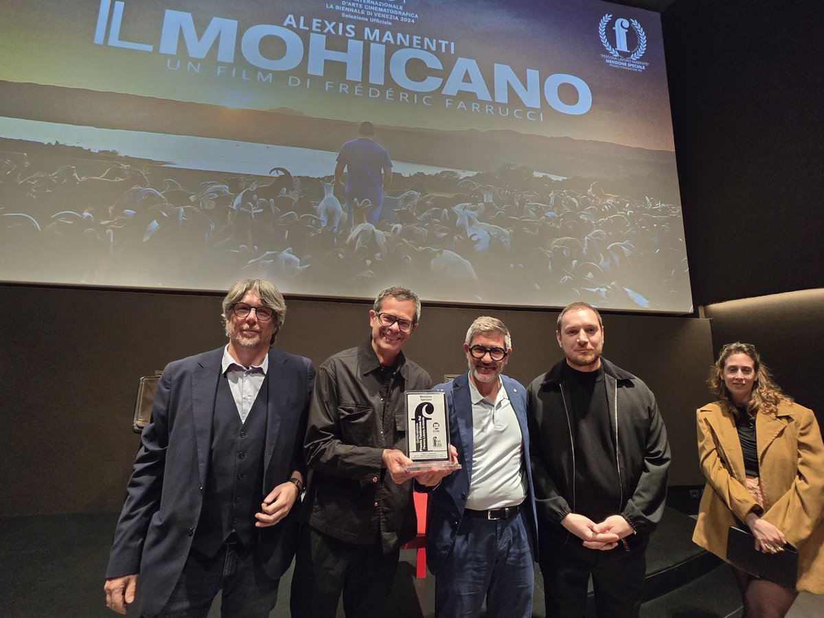 fai_cisl's tweet photo. #Lavoro #agroalimentare, #ambiente, #legalità 🎬 Al cinema Farnese di Roma in occasione della proiezione del film "Il Mohicano" la consegna da parte di @OnofrioRota del Premio cinematografico #FaiCisl "Persona Lavoro Ambiente" al regista Frédéric Farrucci.
👉 Nell'ambito della 81ma Mostra cinematografica di #Venezia il film aveva ricevuto una menzione speciale della #FaiCisl al Premio collaterale. Tra le motivazioni del sindacato, “aver denunciato, attraverso la ribellione alle speculazioni edilizie e alla mafia da parte di uno degli ultimi pastori di capre della Corsica, la distruzione del paesaggio e la scomparsa di pratiche agricole tipiche, rilanciando i temi della legalità e della tutela dei territori, senza precludere la possibilità di un futuro positivo attraverso il ricambio generazionale”.
👉 Partecipano alla premiazione oltre a @OnofrioRota e Frédéric Farrucci, l'attore protagonista Alexis Manenti, il presidente della giuria del Premio #FaiCisl Ludovico Ferro, il critico cinematografico Fabio Ferzetti. 
👉 "Il Mohicano" arriva nelle sale italiane grazie alla distribuzione di @NoMadEntertainm