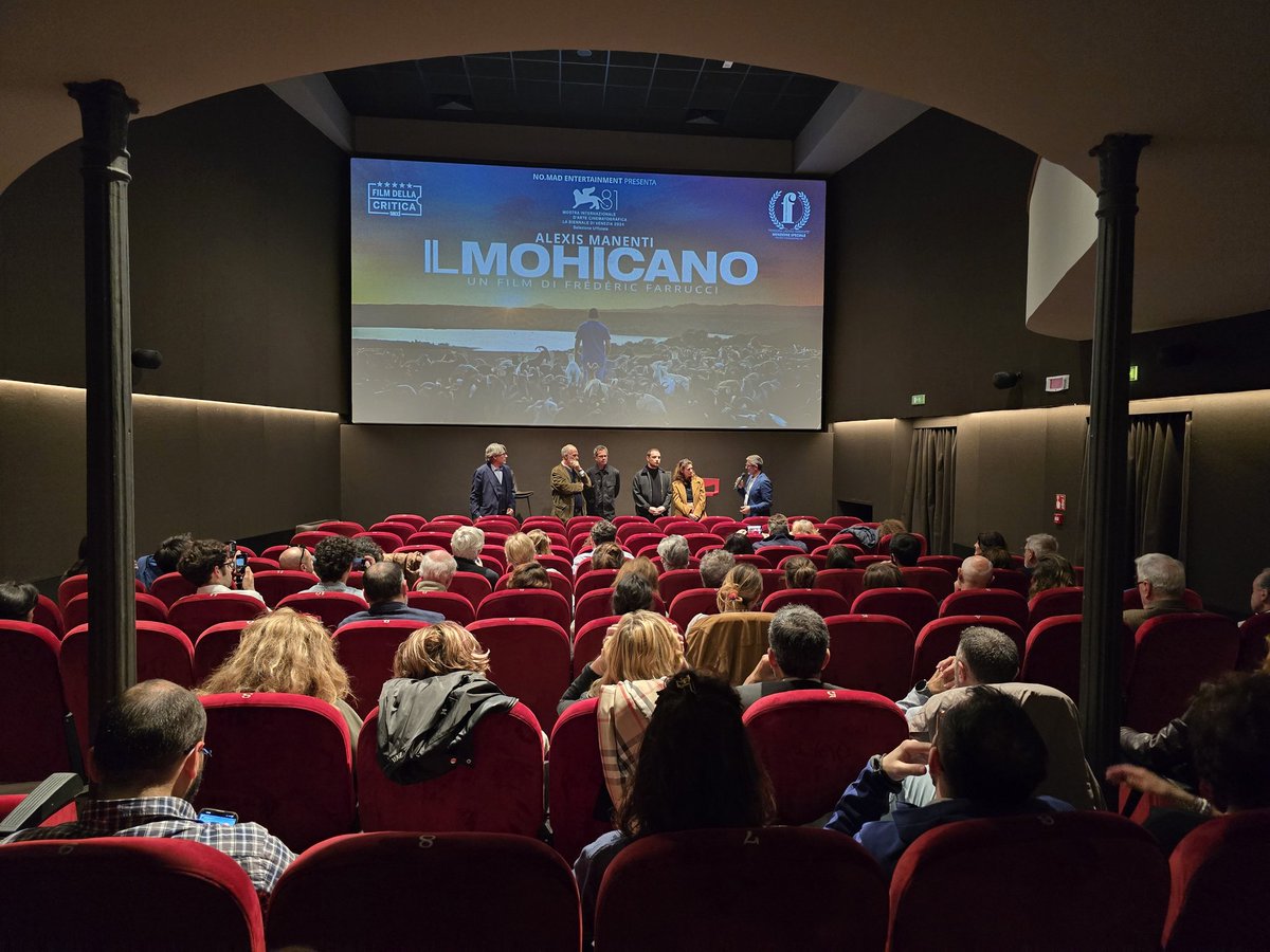 fai_cisl's tweet photo. #Lavoro #agroalimentare, #ambiente, #legalità 🎬 Al cinema Farnese di Roma in occasione della proiezione del film "Il Mohicano" la consegna da parte di @OnofrioRota del Premio cinematografico #FaiCisl "Persona Lavoro Ambiente" al regista Frédéric Farrucci.
👉 Nell'ambito della 81ma Mostra cinematografica di #Venezia il film aveva ricevuto una menzione speciale della #FaiCisl al Premio collaterale. Tra le motivazioni del sindacato, “aver denunciato, attraverso la ribellione alle speculazioni edilizie e alla mafia da parte di uno degli ultimi pastori di capre della Corsica, la distruzione del paesaggio e la scomparsa di pratiche agricole tipiche, rilanciando i temi della legalità e della tutela dei territori, senza precludere la possibilità di un futuro positivo attraverso il ricambio generazionale”.
👉 Partecipano alla premiazione oltre a @OnofrioRota e Frédéric Farrucci, l'attore protagonista Alexis Manenti, il presidente della giuria del Premio #FaiCisl Ludovico Ferro, il critico cinematografico Fabio Ferzetti. 
👉 "Il Mohicano" arriva nelle sale italiane grazie alla distribuzione di @NoMadEntertainm