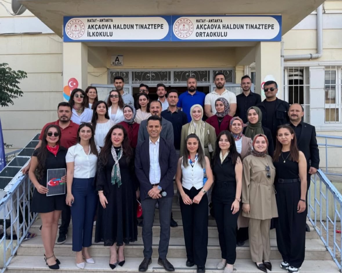 ahmet_sanal's tweet photo. Türk Dünyasının gururu, Dünyaca tanınan büyük sanatçı Turan Manafzade Hanımefendi okulumuza teşrif ettiler. 
Kendi eserleri olan Türkiye 100 adlı marşı öğrencilerimizle seslendirdiler
Tek tek öğrencilerimizle ilgilendiler.
Ayrıca Konteynır Kent ziyaretinde bulunarak bizatihi öğrencilerimizin ve öğretmenlerimizin yaşadığı konteynerleri ziyaret ederek onlara moral destek oldular. 
Şantiye halindeki şehrimizin caddelerini bizatihi ziyaret ettiler. 
Kendilerine ne kadar teşekkür etsek az.
İyi ki varsınız, nice mutluluklar, başarılar..! 🇹🇷🇦🇿 @manafzadeturan