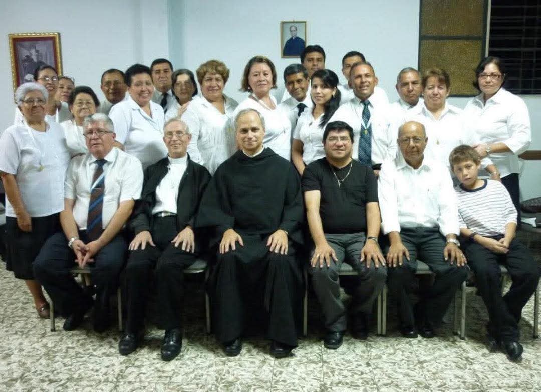 📸La Arquidiócesis de #Managua comparte una fotografía en la que revela que el nuevo Papa León XIV estuvo en años anteriores como misionero en Ocotal #Nicaragua con la comunidad de Agustinos.