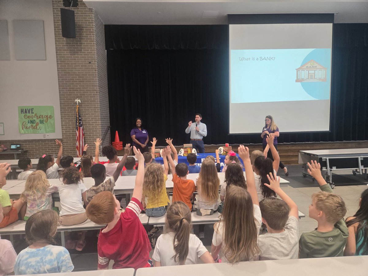 Introducing financial literacy to young students at an early age is such a great way to set them up for future success! Thanks to First Financial Bank 💵 for the visit with Kindergarten!