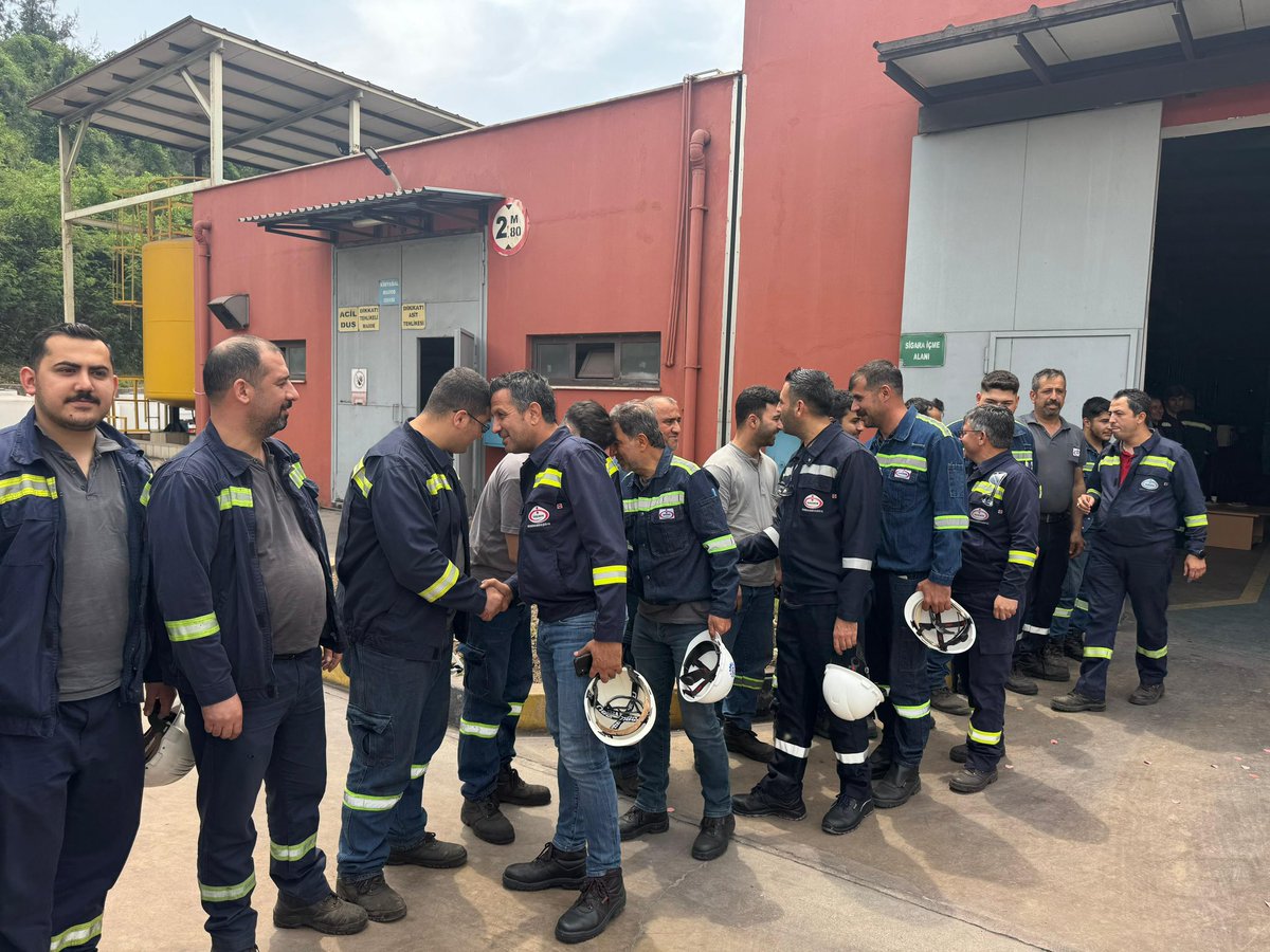 İSDEMİR de Kok müdürlüğü ve Su Tesisleri müdürlüğünde çalışan emekçi kardeşlerimizi tezgah başlarında ziyaret ederek
Gündemdeki konularla alakalı fikir alışverişinde bulunduk.
Emek en yüce değer…