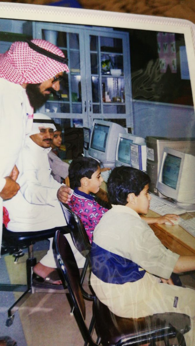 adughaim2012's tweet image. صورة من الأرشيف عندما كنت وكيلاً لمدرسة الحزم الابتدائية
ويظهر بجانبي مدير المدرسة الفاضل الخلوق عبدالله بن حسين العايد ( ابوسامي ) رحمه الله ورحم ابنه سامي
وهذه الصورة لنا مع بعض الطلاب عام 1422 خلال عملنا ( بمركز النخبة الصيفي ) بمدرسة الحزم الابتدائية