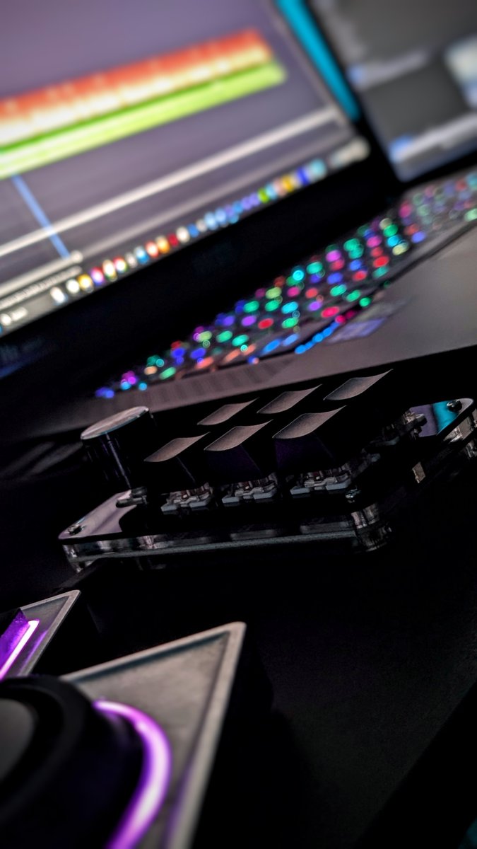 mats4d's tweet image. New Tools, Faster Edits
Just upgraded the workflow with some serious time-saving gear: customizable knobs and programmable keyboards. Zooming in and out of
#MotionGraphics #VideoEditingWorkflow #MacroKeys #CreativeGear #PostProductionLife #TimeSavingTools