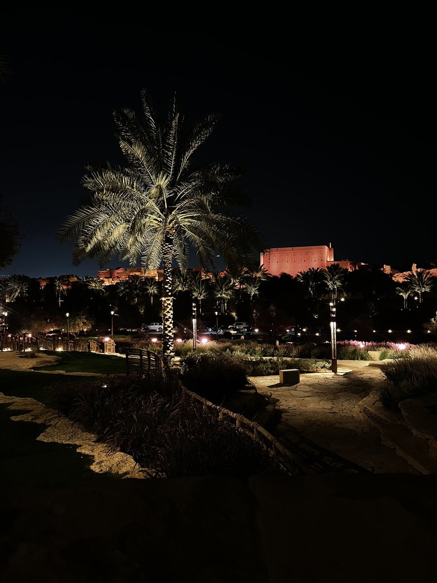 " وكيفَ أنساهُ والذكرى تُؤرّقُني
وطيفُهُ في وُجوهِ الناسِ ألقَاهُ
أنسى الحياةِ وأنسى كُل مافيهَا
منَ المباهِجِ لكنْ لستُ أَنساهُ "