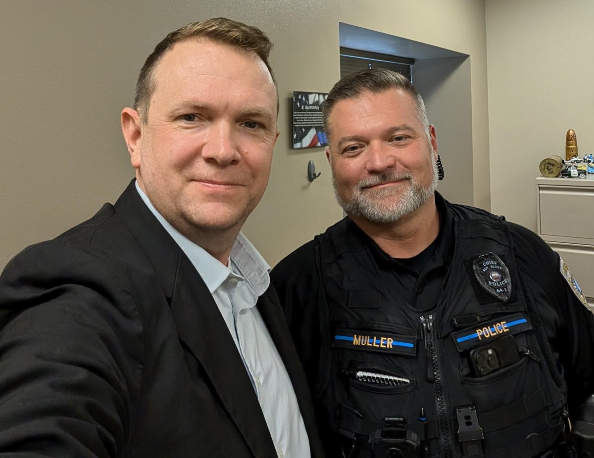 #FBIOmaha &amp; our law enforcement partners have a strong history of protecting our communities together. Looking forward to continuing that work with Sergeant Bluff PD Chief Jereme Muller. SSRA Lesieur presented him a congratulatory letter on his appointment from FBI Dir. Patel.