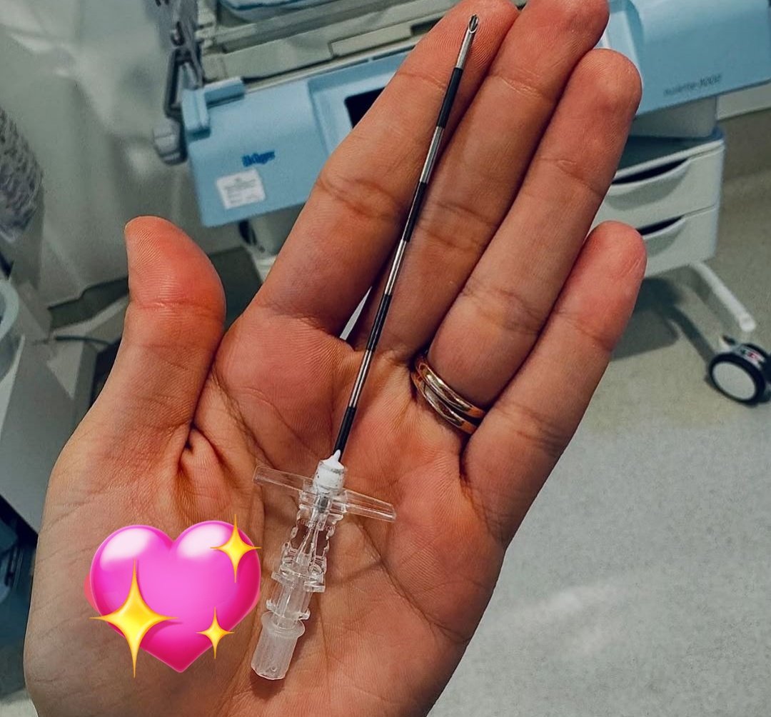 diliciousssss's tweet photo. Para los que no quieren regalar nada a sus mamás, les recuerdo el tamaño de aguja que le clavaron en la espalda cuando naciste 🥺 https://t.co/02ZWRLRACa