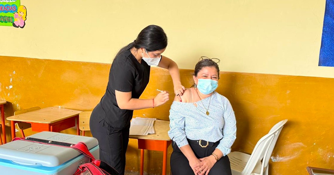 EducacionZ4_Ec's tweet photo. [TOSAGUA] ¡Cuidarnos es tarea de todos! 😷 Con apoyo de @Salud_CZ4 se efectúan brigadas médicas 🩺 como medida preventiva, en la Unidad Educativa Fiscal Eugenio Espejo N° 29, se llevó a cabo una jornada de vacunación. 💉

#ElNuevoEcuador https://t.co/subRONfRHj