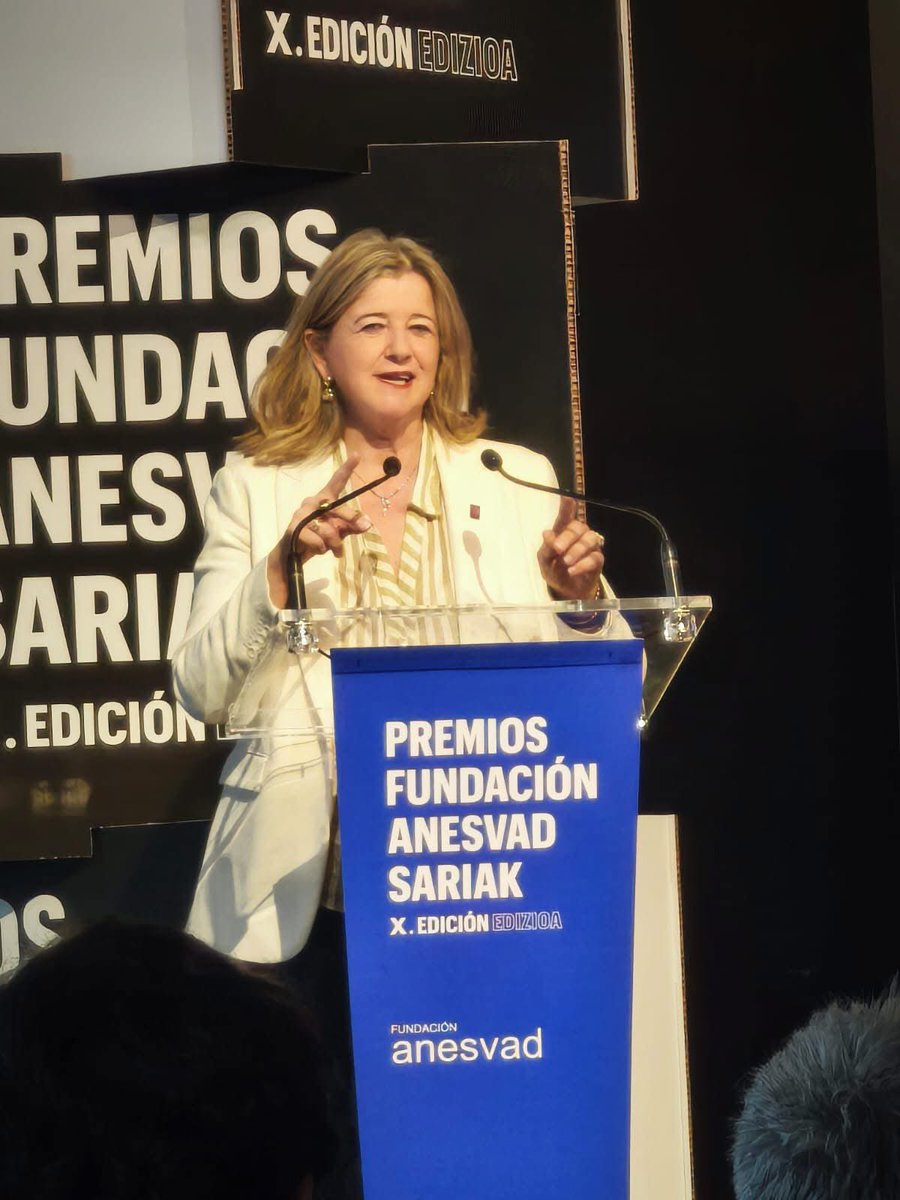 NatxoRodriguez's tweet photo. En la entrega de los Premios de la Fundación @Anesvad , que reconocen el trabajo imprescindible de quienes luchan por garantizar el derecho a la salud en contextos especialmente vulnerables. https://t.co/M1AybOspSC