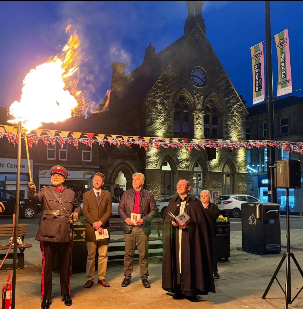 VE Day 80 beacon lighting and service in #Bingley