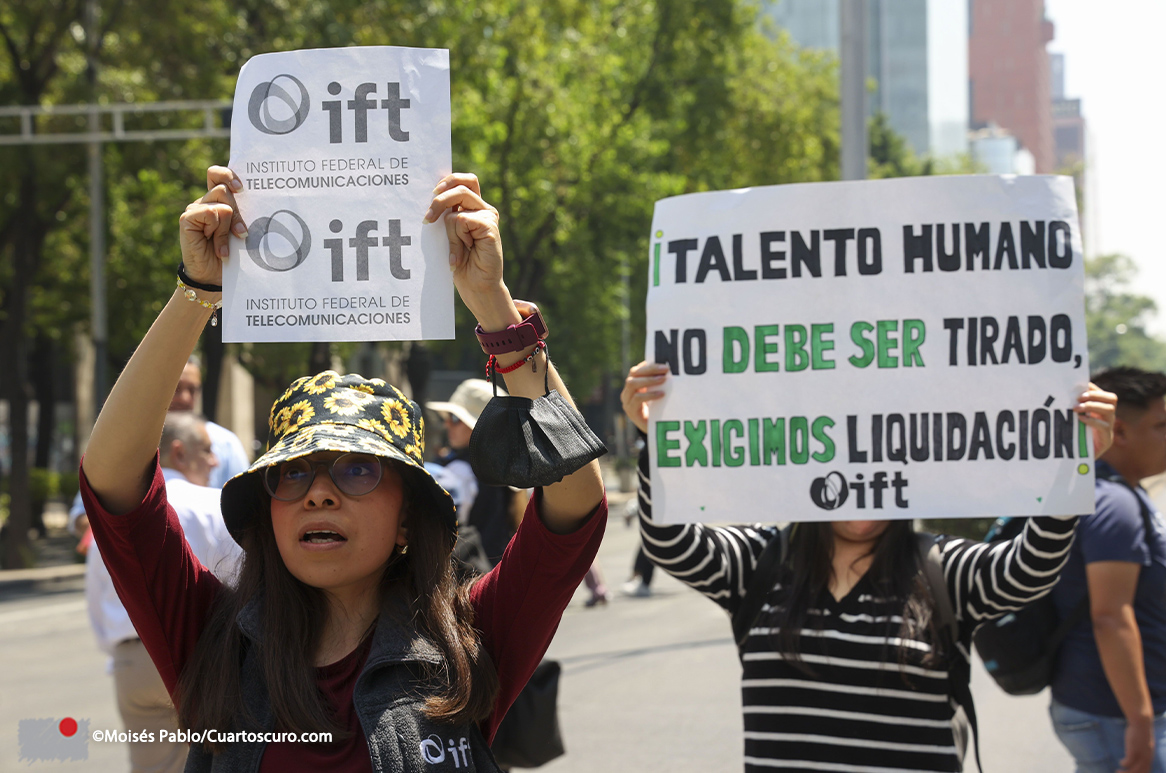 CuartoscuroMex's tweet photo. Trabajadores del Instituto Federal de Telecomunicaciones bloquearon un carril de Reforma frente al Senado para solicitar claridad en sus liquidaciones ante la próxima desaparición del IFT. ⚖️

👉 Galería completa: https://t.co/fDZZwcj2AD
📸 Foto: Moisés Pablo/CUARTOSCURO.COM https://t.co/XXqBj5wtEz