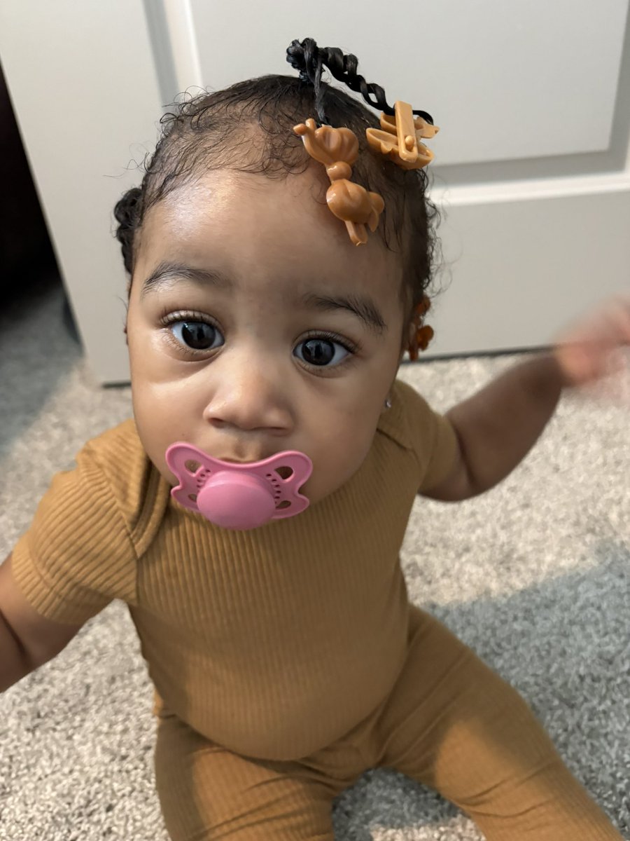 SimplyAlexis83's tweet photo. In order to do her hair, I have to put the whole house in front of her lol it catches her attention a little so she won’t be twisting and turning tryna see what I’m doing 🥴 https://t.co/a6bJhEYrh5