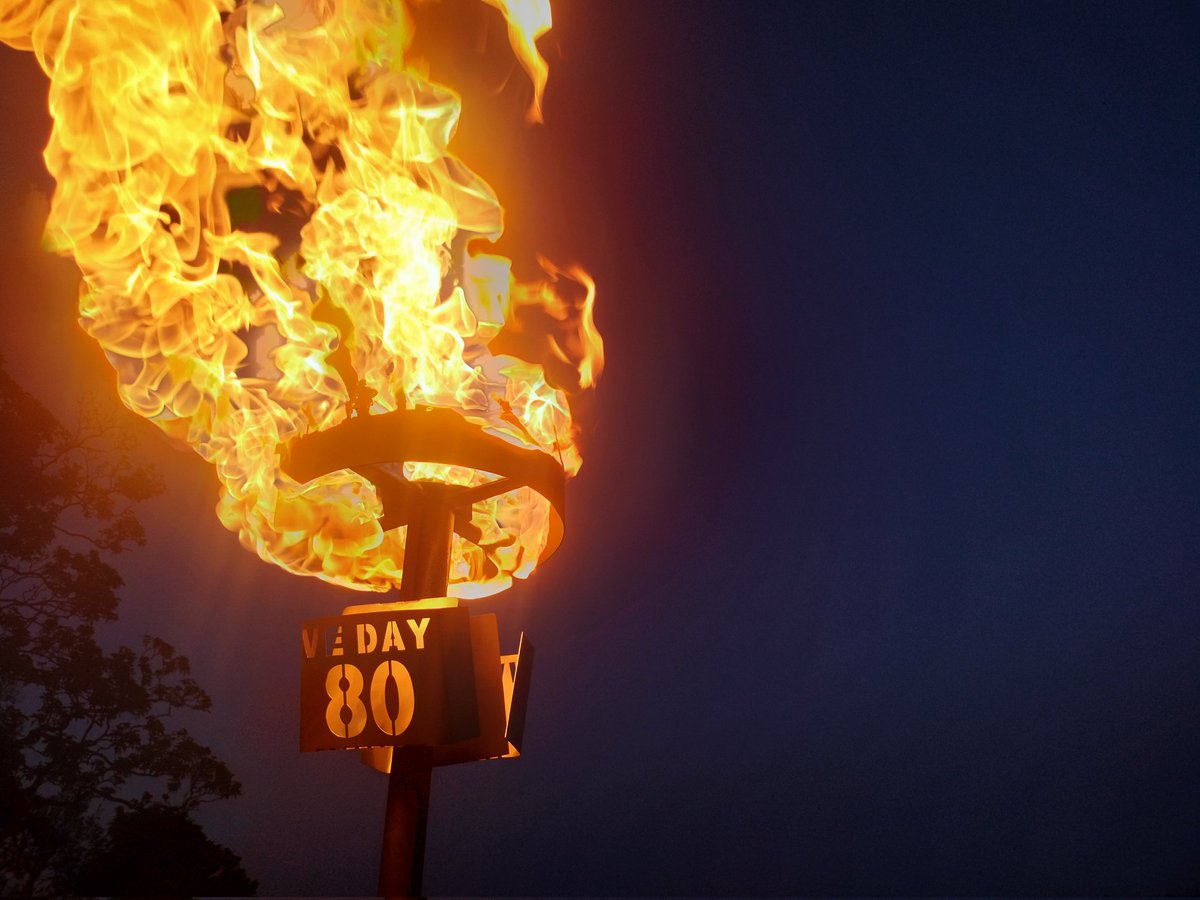 #VEday80 comes to an end in <a href="/lisburnccc/">LCCC</a> with our Beacon Lighting in Castle Gardens, Lisburn