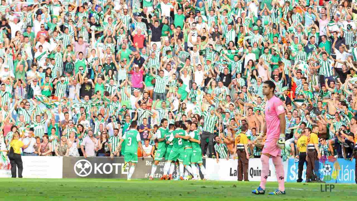 alvaritomfs's tweet image. ✨ El fútbol se la debía. El Betis se la debía. A ellos. A los béticos. Que impidieron su desaparición. Comprando acciones. A ellos. Que lo salvaron de Segunda. Tragaron mucho polvo. Los de Sabadell y Ponferrada. Le pegaron y lo levantaron. Lo resucitaron. Y hoy sueñan en grande.