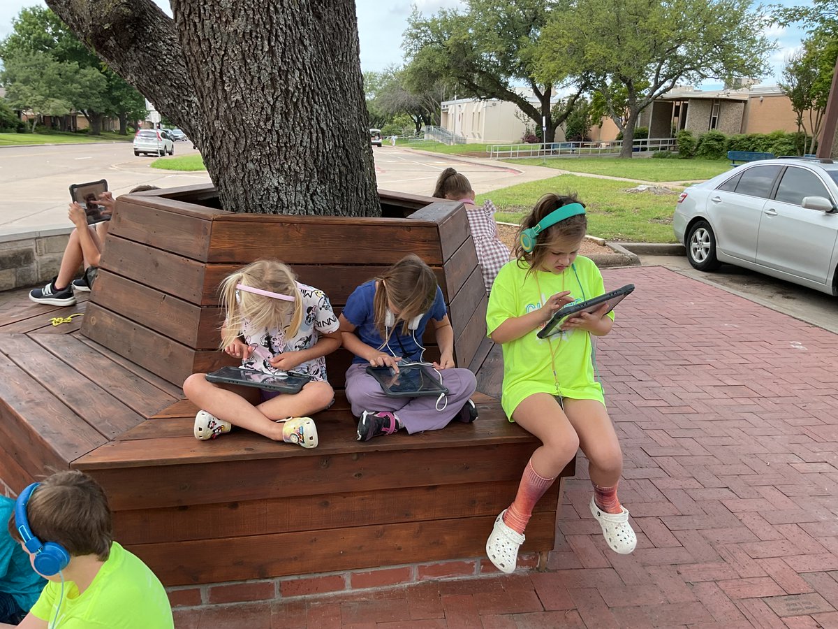 MrsFrench1grade's tweet image. This day was so beautiful that we just  had to work on our animal  family  books in #pages outside in our brick garden🐣🐓 @BowieMustangs #RISDBeTheOne
