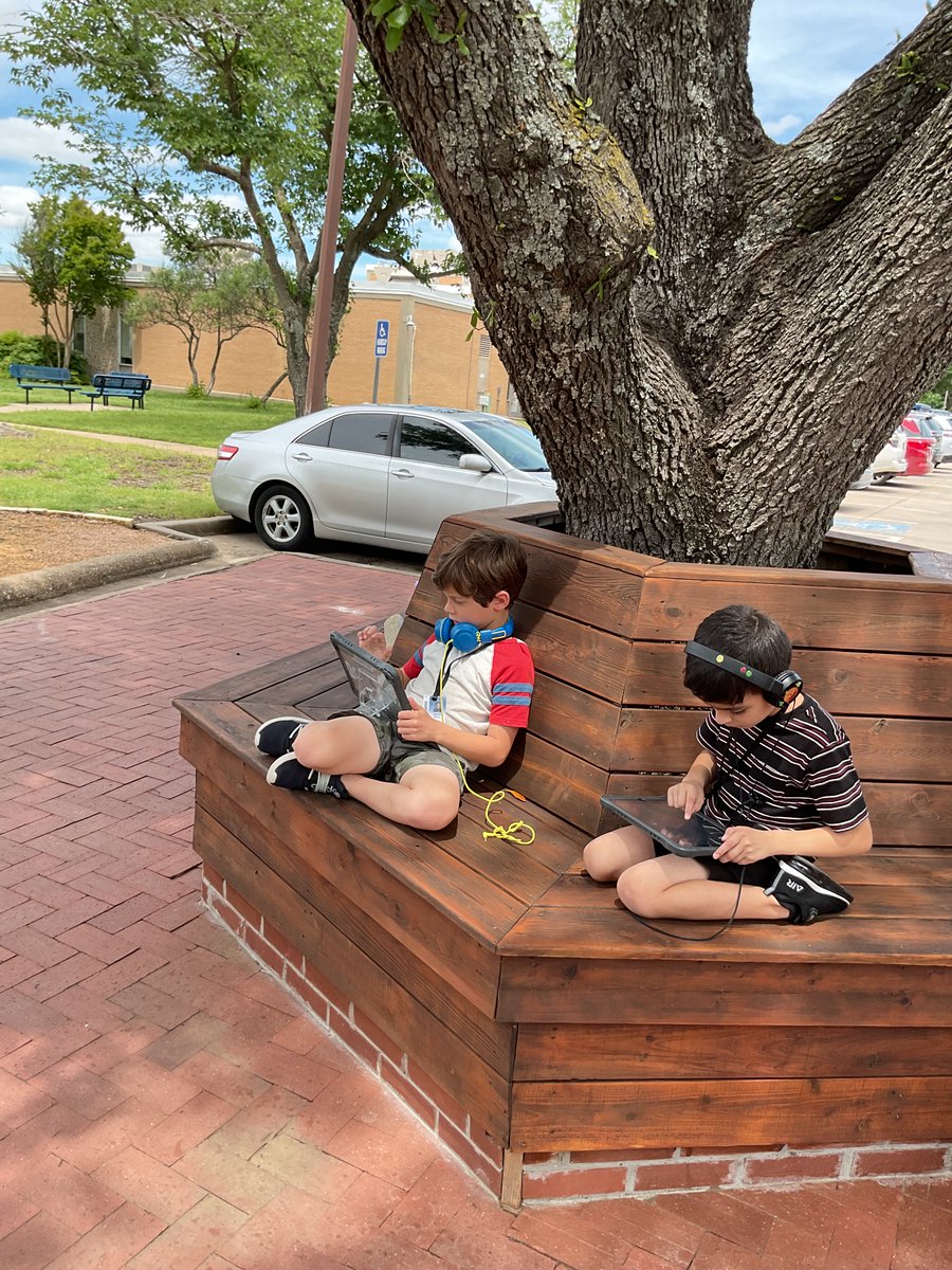 MrsFrench1grade's tweet image. This day was so beautiful that we just  had to work on our animal  family  books in #pages outside in our brick garden🐣🐓 @BowieMustangs #RISDBeTheOne