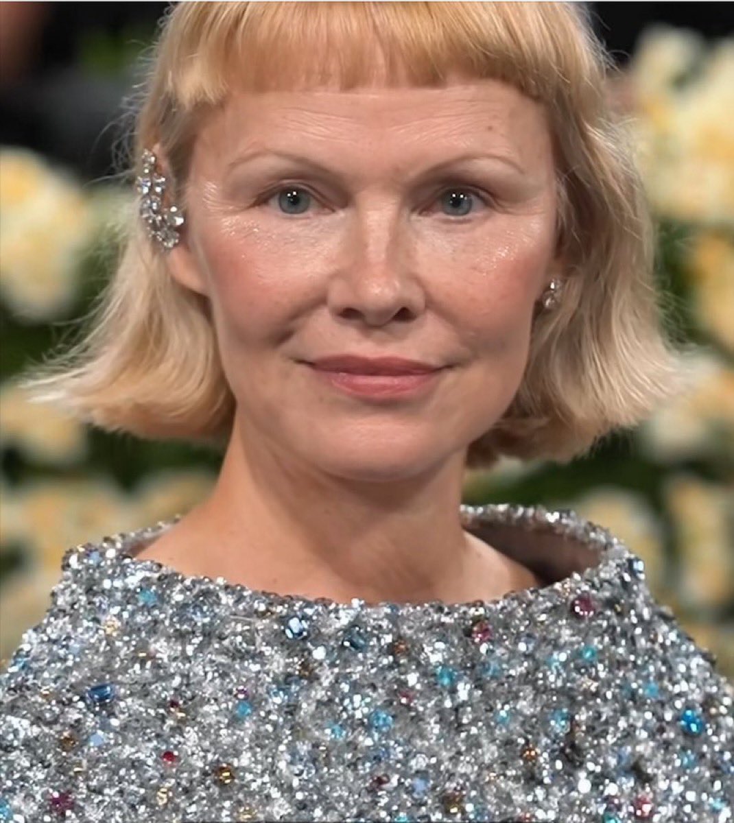 When I was 20 I thought this lady was gorgeous. I’m 50 now. She’s still gorgeous. Isn’t that how aging works? Or should I be attracted to a Mar-a-Lago plastic freak show?