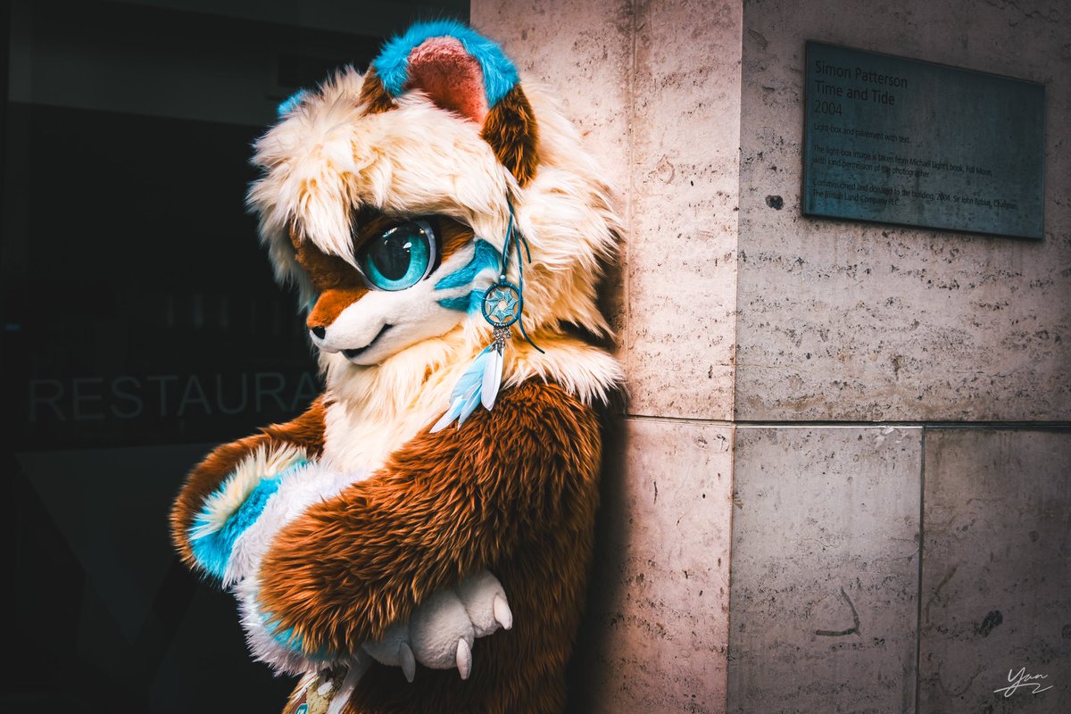 Rocking this fluff and dreaming of weekend adventures!

📸: <a href="/Flameheart_89/">Yan-焰心/茶介</a> 

#FursuitFriday