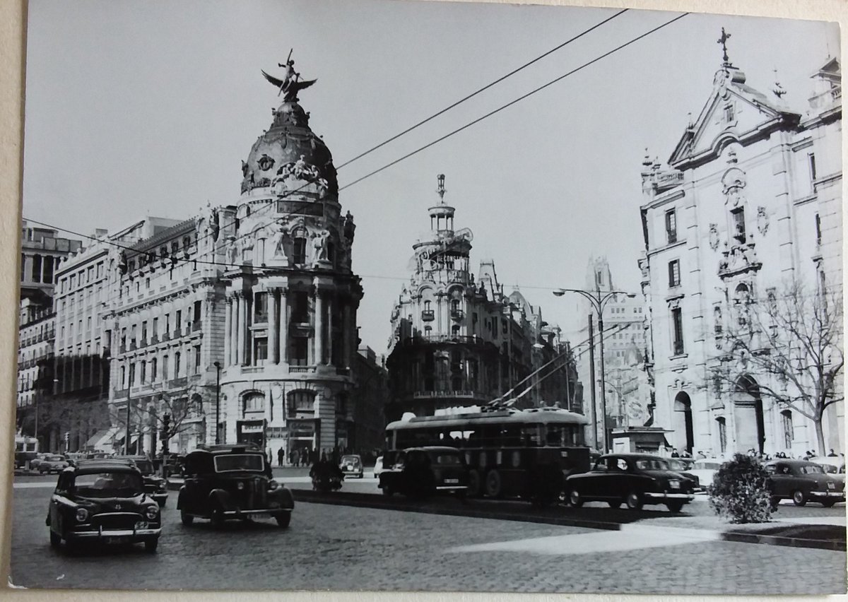 Invierno de 1960. Camara en ristre, llega a Madrid el jefe de personal de una hilandería en Alemania para hablar con responsables de la política de emigración. Le mandan a Bejar, entonces con una crisis galopante en el textil. Se llevará a centenares de salmantin@s a Remscheid.