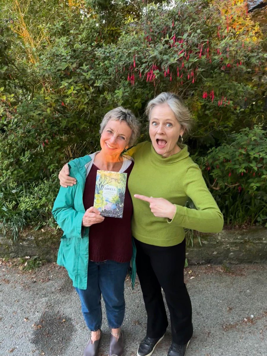 What better way to spend a beautiful evening with <a href="/XantheClay/">Xanthe Clay</a> in <a href="/HeliganGardens/">The Lost Gardens of Heligan</a> to see the poet laureate, Simon Armitage, read from his new book Dwell. 💚🤩