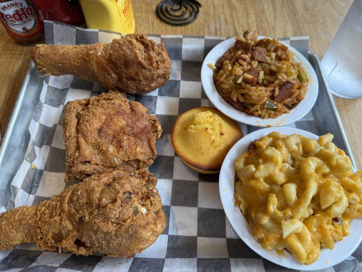 MAUDJACK's tweet photo. Out getting some food in Cincinnati. #SoulSecrets 🍗 https://t.co/lqdeiByViR