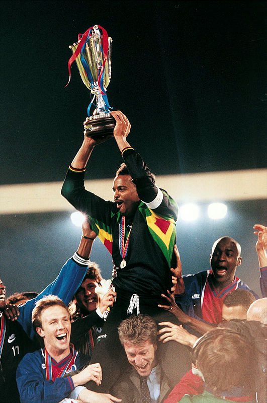 08-MAY-96 ... European Cup Winners Cup Final ... Paris St-Germain V Rapid Vienna ... A Happy PSG Coach Celebrates With The Trophy 2d5kppt