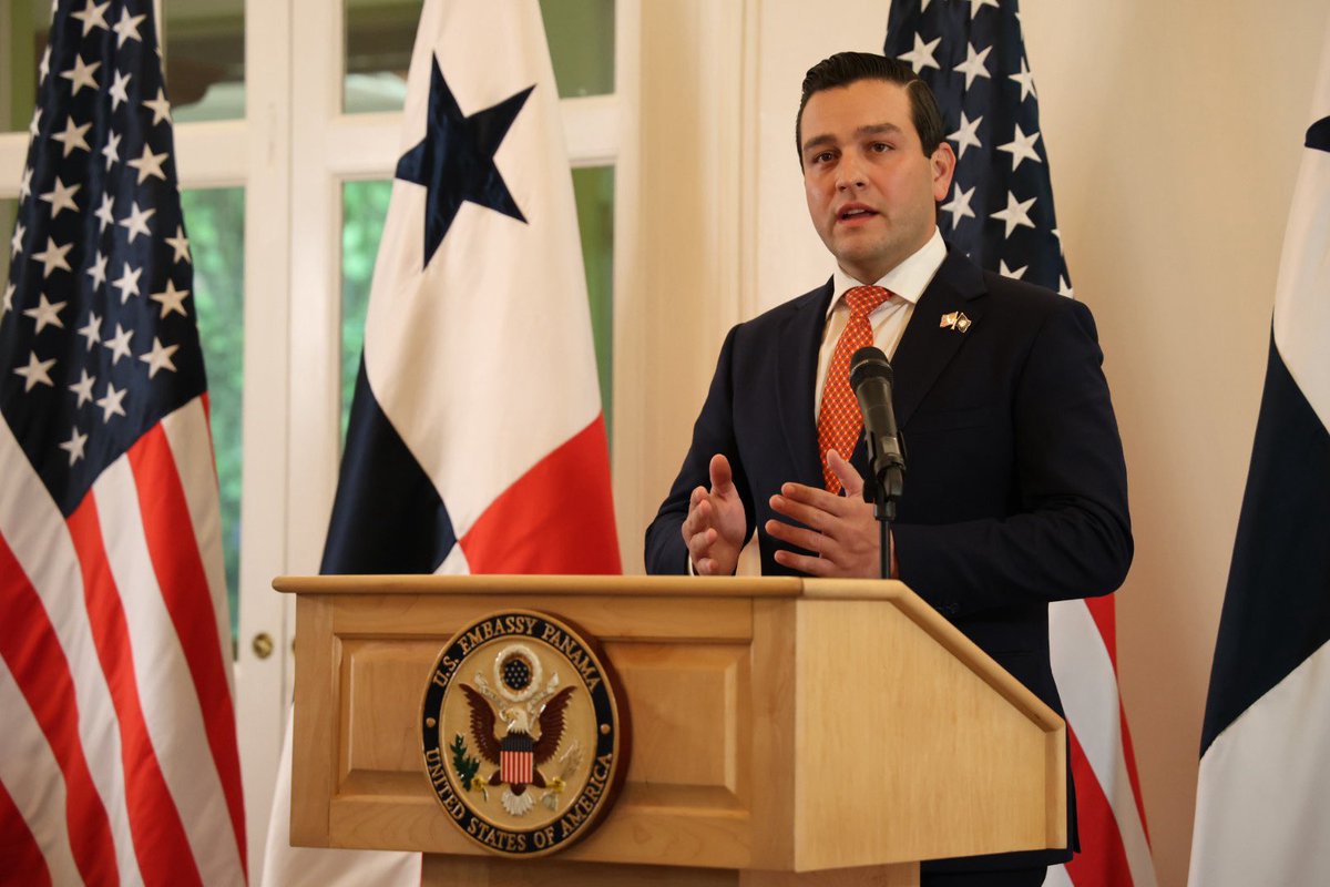 USAmbassadorPAN's tweet image. Fue un placer conversar con miembros de los medios de comunicación sobre nuestras prioridades: contrarrestar la influencia maligna de China, ampliar la cooperación en seguridad y combatir el narcotráfico 🇺🇸🇵🇦, poner fin a la inmigración ilegal y abogar por las empresas…
