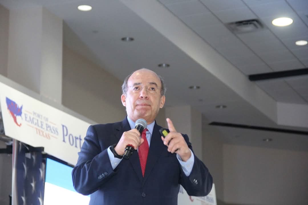 FelipeCalderon's tweet photo. Agradezco mucho la invitación del alcalde Rolando Salinas y de la Ciudad de Eagle Pass, Texas, EUA, para hablar y participar como orador en el #EPTradeSummit. Muy simbólico para mí el estar y hablar  en Estados Unidos el día que fue electo el primer Papa Americano. https://t.co/uZJ39c6TV6