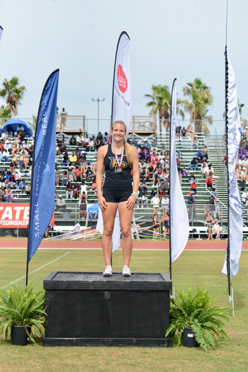 LydieVarnadore's tweet image. 6a State Meet Sophomore Season: 2nd in 100mh and 300mh with a time of 45.06 and 14.96! 🥈
