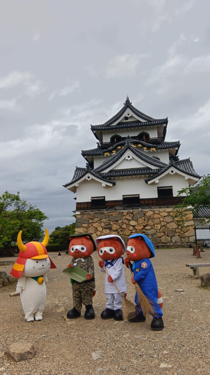 imazu_camp_team's tweet photo. 只今より、彦根城クリーン作戦を開始します！
#彦根城
#第3偵察戦闘大隊
#彦根城クリーン作戦 https://t.co/59p3KEGu3P