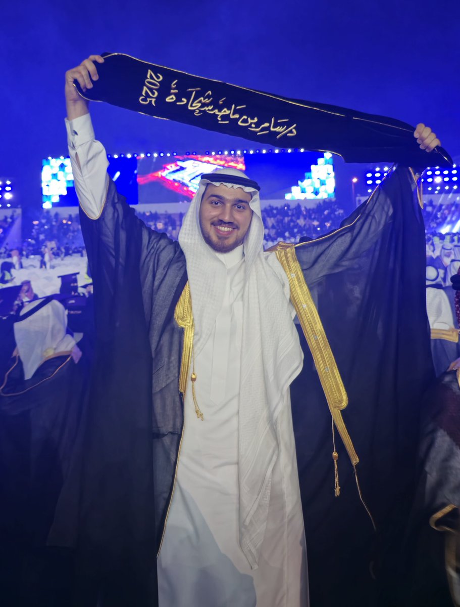 SAMER_SH_2001's tweet photo. (وَآخِرُ دَعْوَاهُمْ أَنِ الْحَمْدُ لِلَّهِ رَبِّ الْعَالَمِينَ) ❤️

الحمد لله الذي بنعمته تتم الصالحات تم تخرجي من كلية طب وجراحة الفم والأسنان مع مرتبة الشرف الأولى بفضل الله ثم بفضل امي وابي والبيئة الداعمة لي طوال مسيرتي 🎓🎓❤️
#خريج https://t.co/rxQklgHizQ